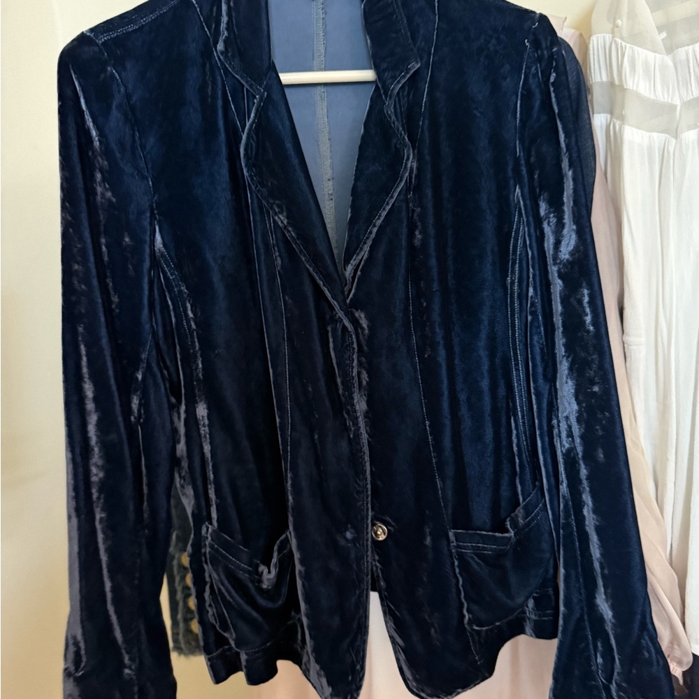 Luxurious Blue Velvet Blazer with Fitted Silhouette